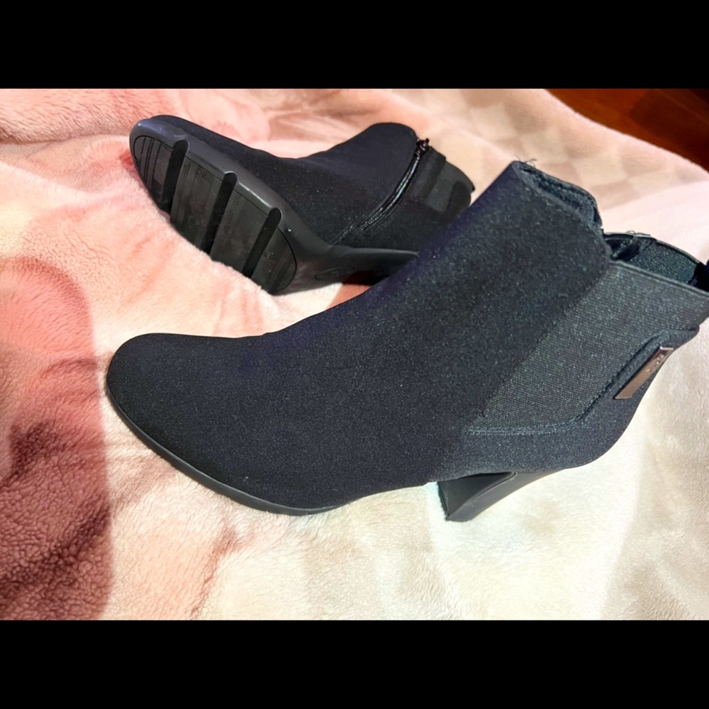 ANNE KLEIN BOOTIES 
SIZE: 6.5W
COLOR: BLACK
ONLY WORN ONCE